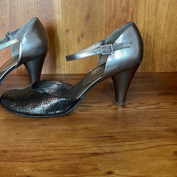 Kenneth Cole Reaction Women’s Gray Snakeskin size 8.5 ankle strap Heels - Picture 4 of 10